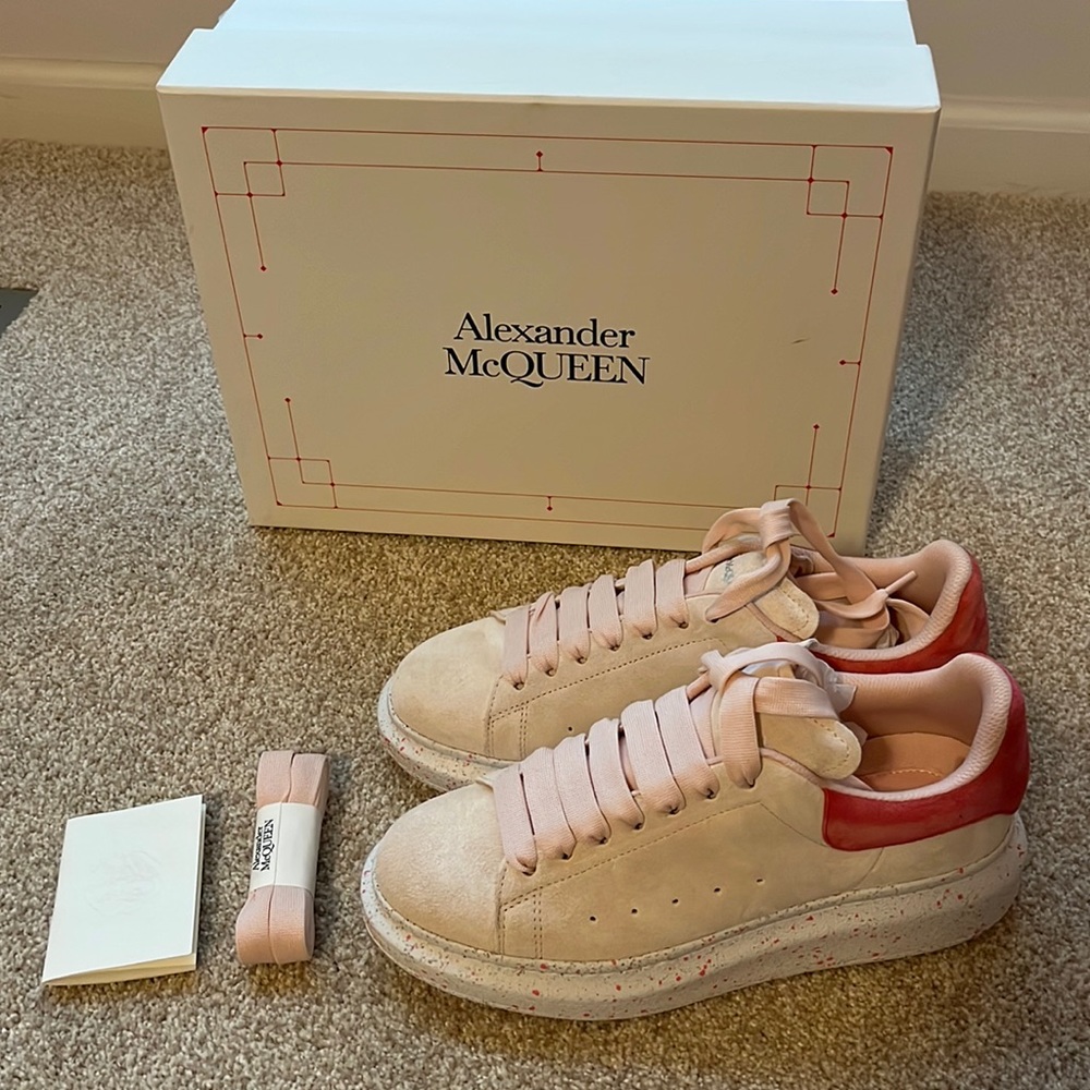 Alexander McQueen suede platform sneaker. Size 37. New!